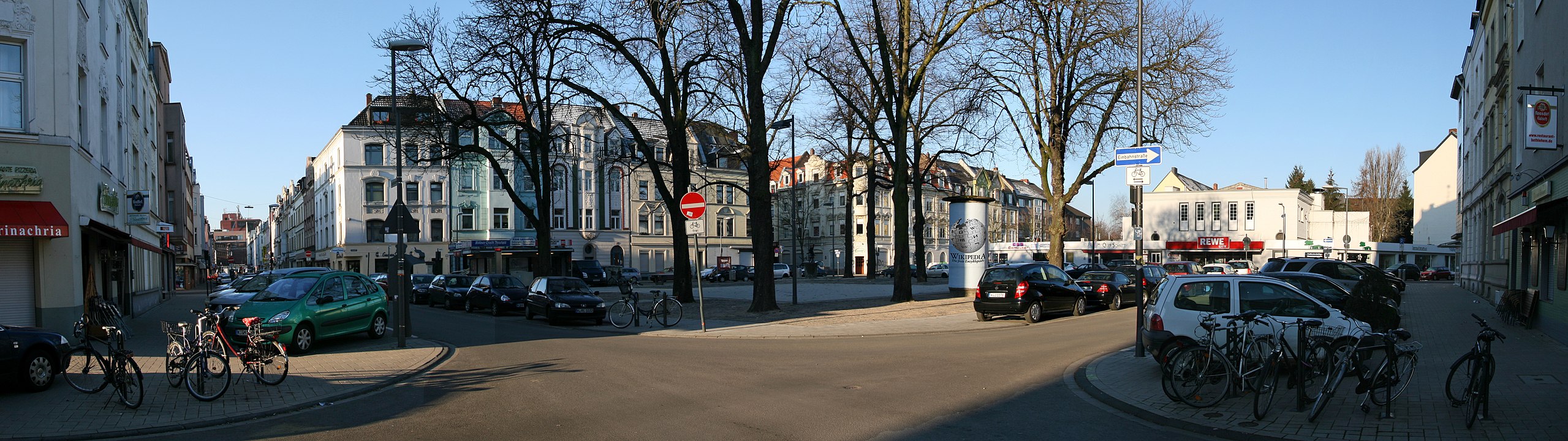 2560px-Panorama-lenauplatz-2010-03